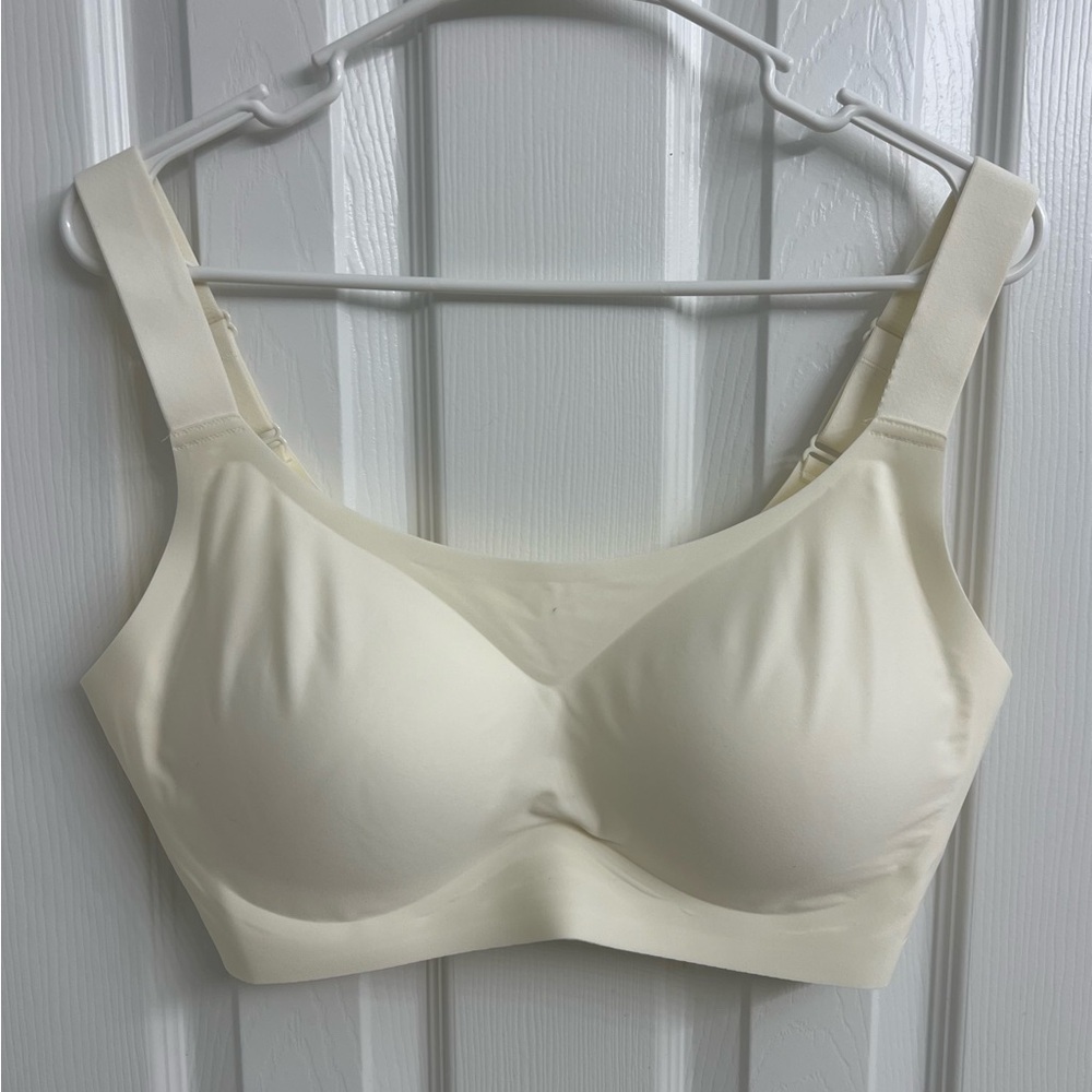 NWOT . Cream Wireless Bra